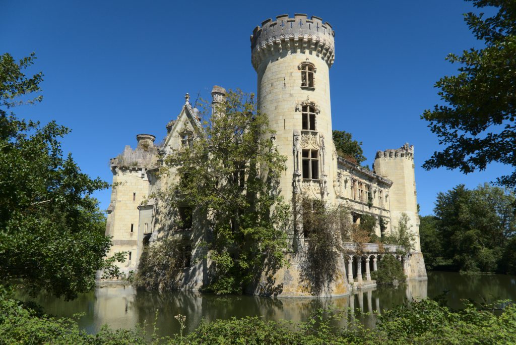 Château abandonné envahi par la végétation, photo réelle pour illustrer l’urbex en château abandonné
