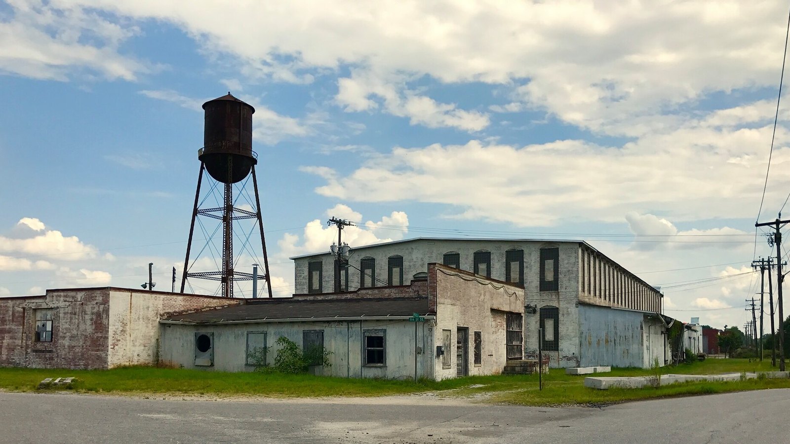 Friche industrielle abandonnée : un type de lieu à vérifier avant de se déplacer