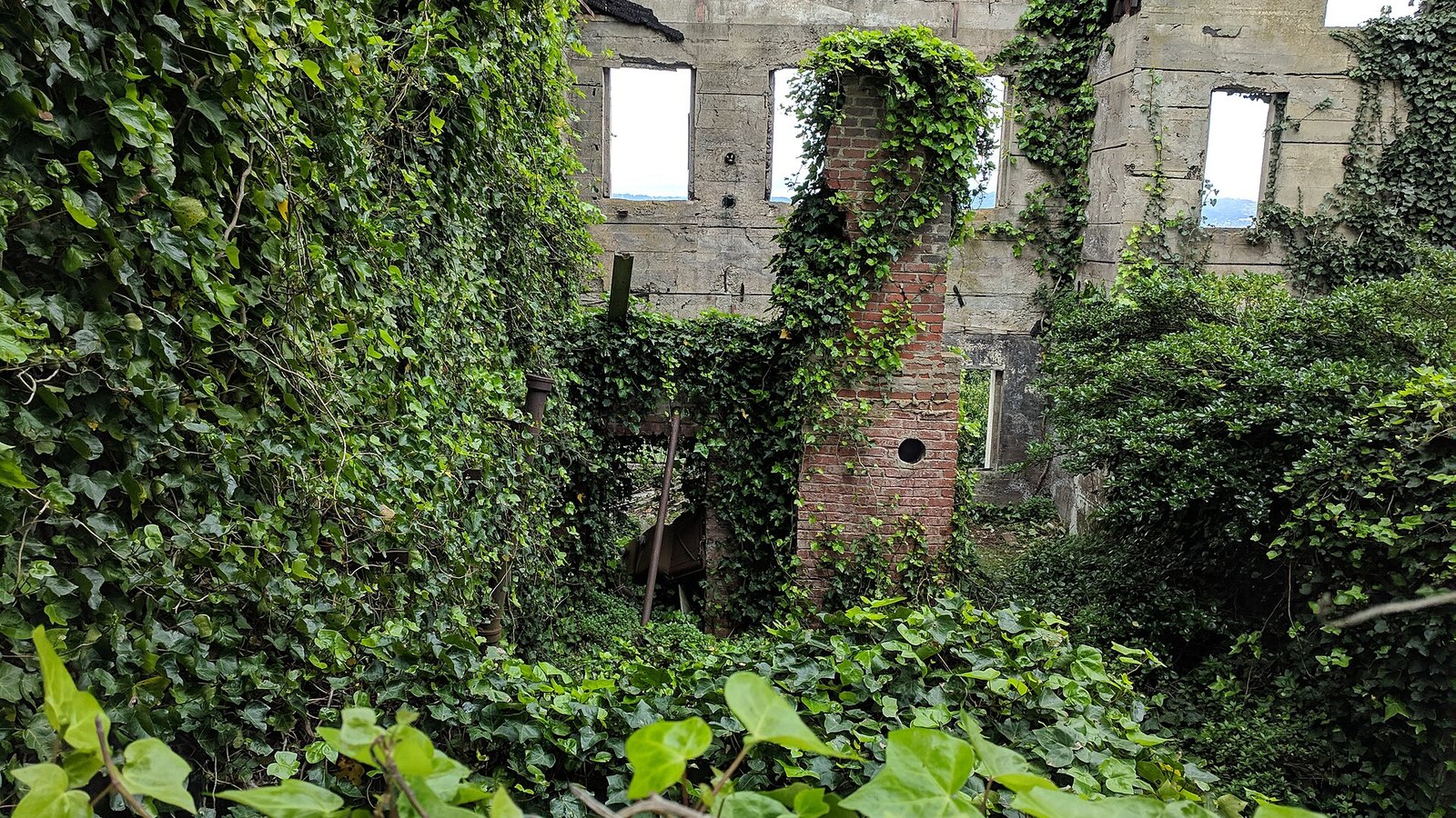 Bâtiment abandonné illustrant les vérifications de sécurité avant une sortie urbex