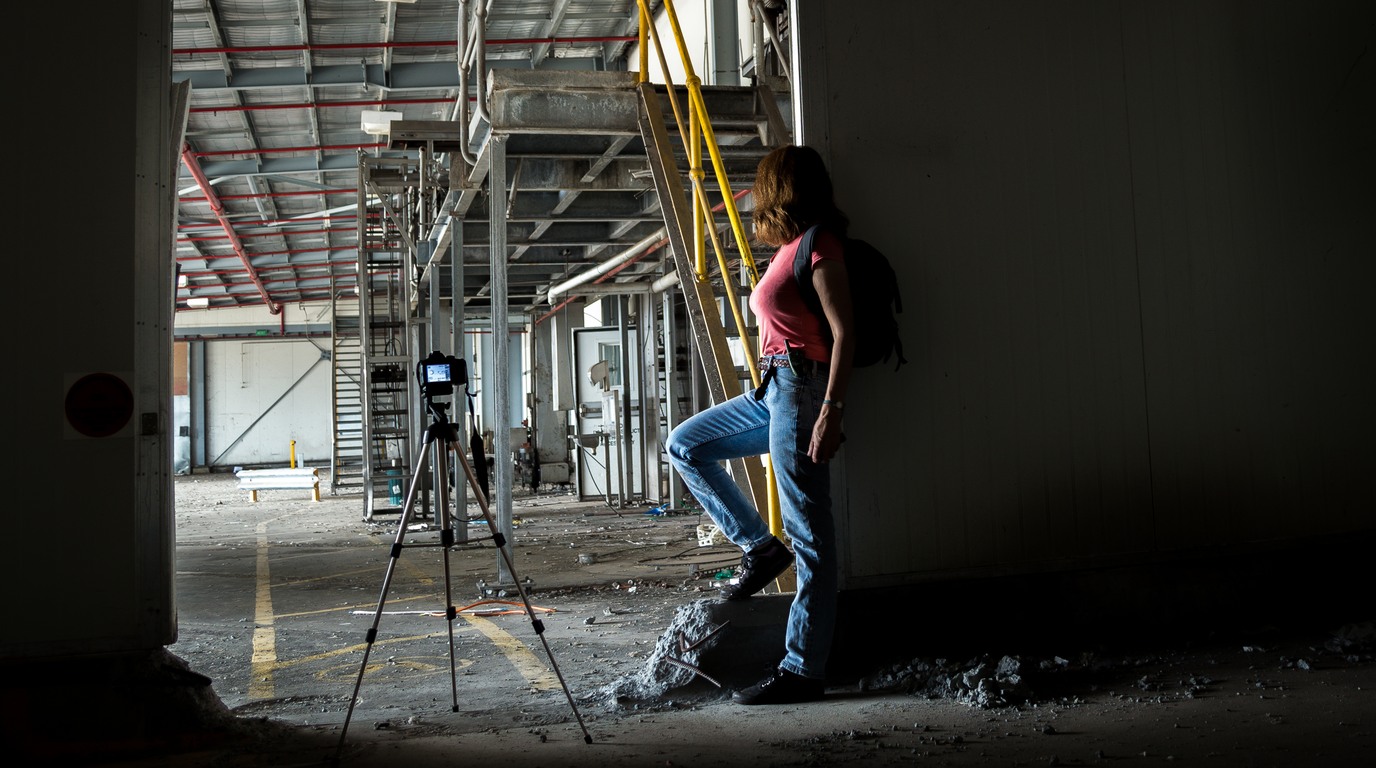 Photographe dans une usine abandonnée, illustration pour réussir ses photos urbex