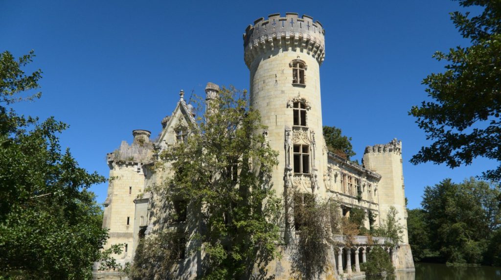 Photo horizontale de château abandonné envahi par la végétation pour un guide urbex responsable
