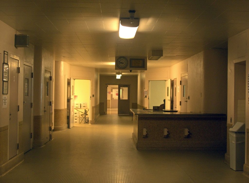 Couloir d’ancien hôpital, illustration pour un guide urbex hôpital psychiatrique responsable